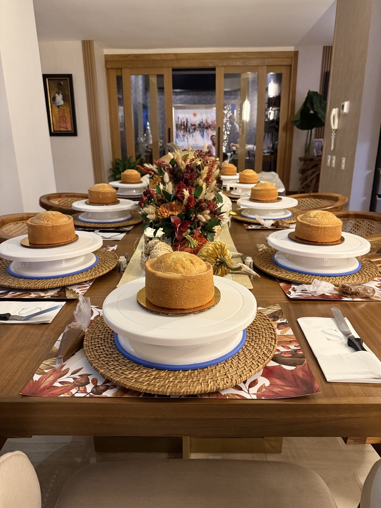 Mesa larga decorada con mini bizcochos en cada puesto