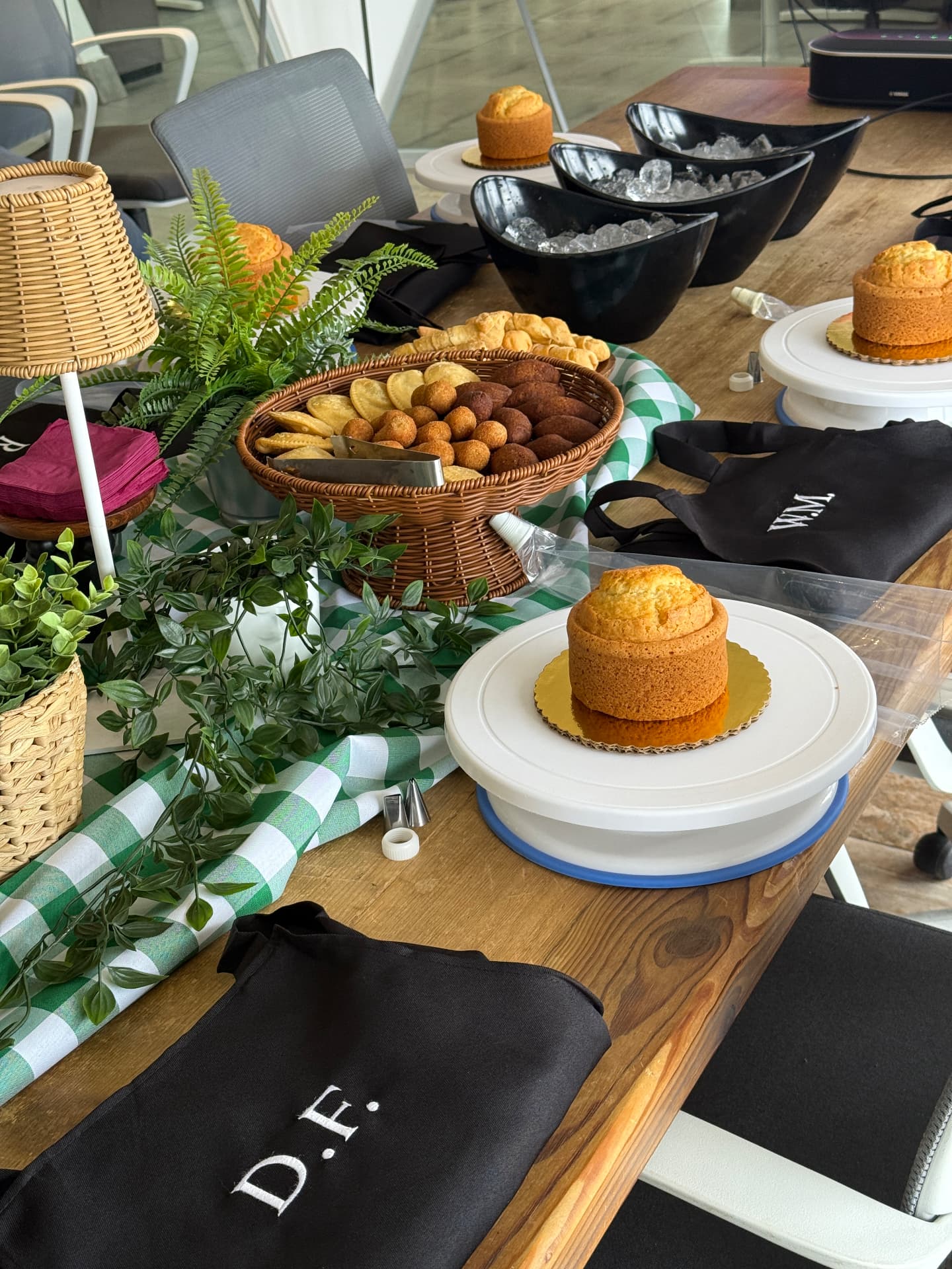 Puestos de trabajo con delantales, snacks y materiales para decorar