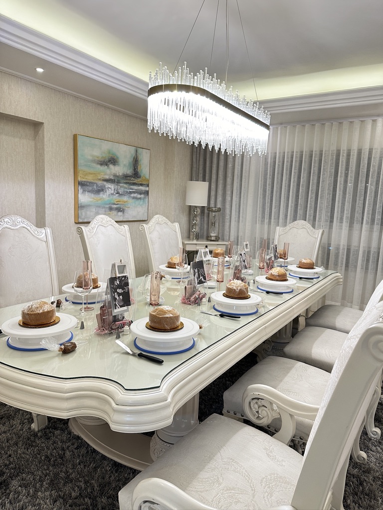 Montaje elegante de mesa blanca para una actividad privada