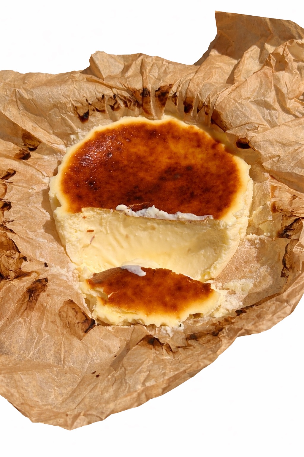 Cheesecake vasco sin azúcar servido sobre papel de horno