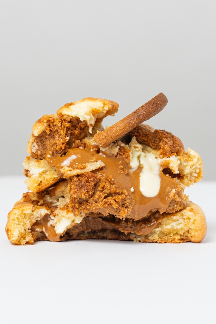 Chunky cookie rellena de dulce de leche partida a la mitad