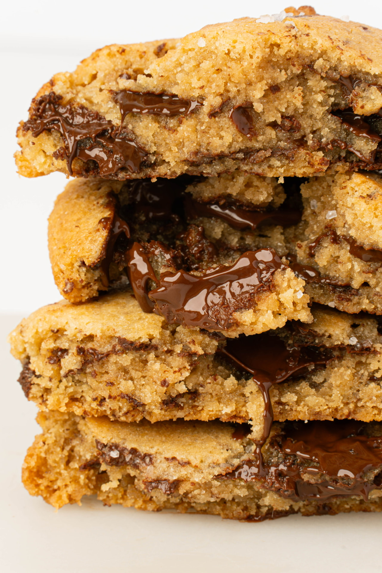 Cookies de chocolate recién horneadas apiladas